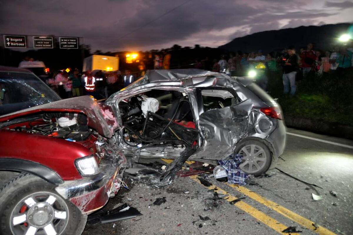 Así quedaron los vehículos luego de colisionar de frente en jurisdicción del municipio de Oiba. La camioneta se dirigía a Bucaramanga, mientras que el automóvil iba para Bogotá. (Foto: Suministrada/VANGUARDIA LIBERAL )