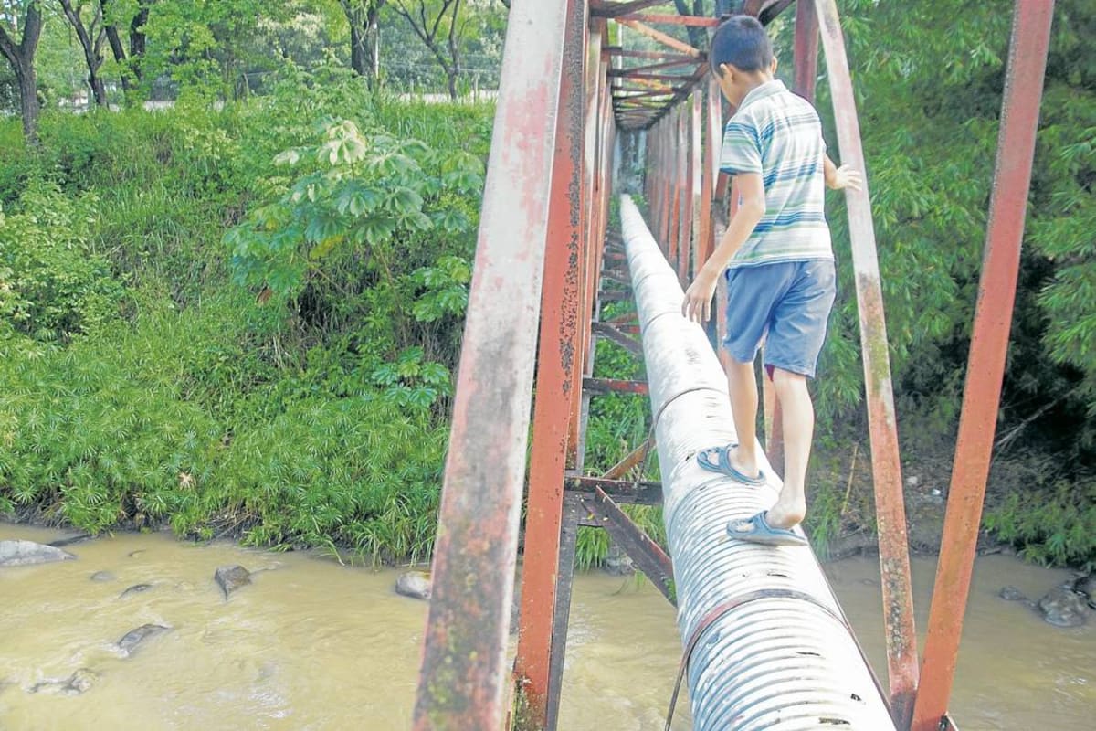 El tubo que es usado como ‘puente’ improvisado tiene unos 25 metros de largo y 12 pulgadas de diámetro. Los habitantes aseguran que tardan unos tres minutos en cruzar este peligroso trayecto. (Foto: Milton Velosa /VANGUARDIA LIBERAL)