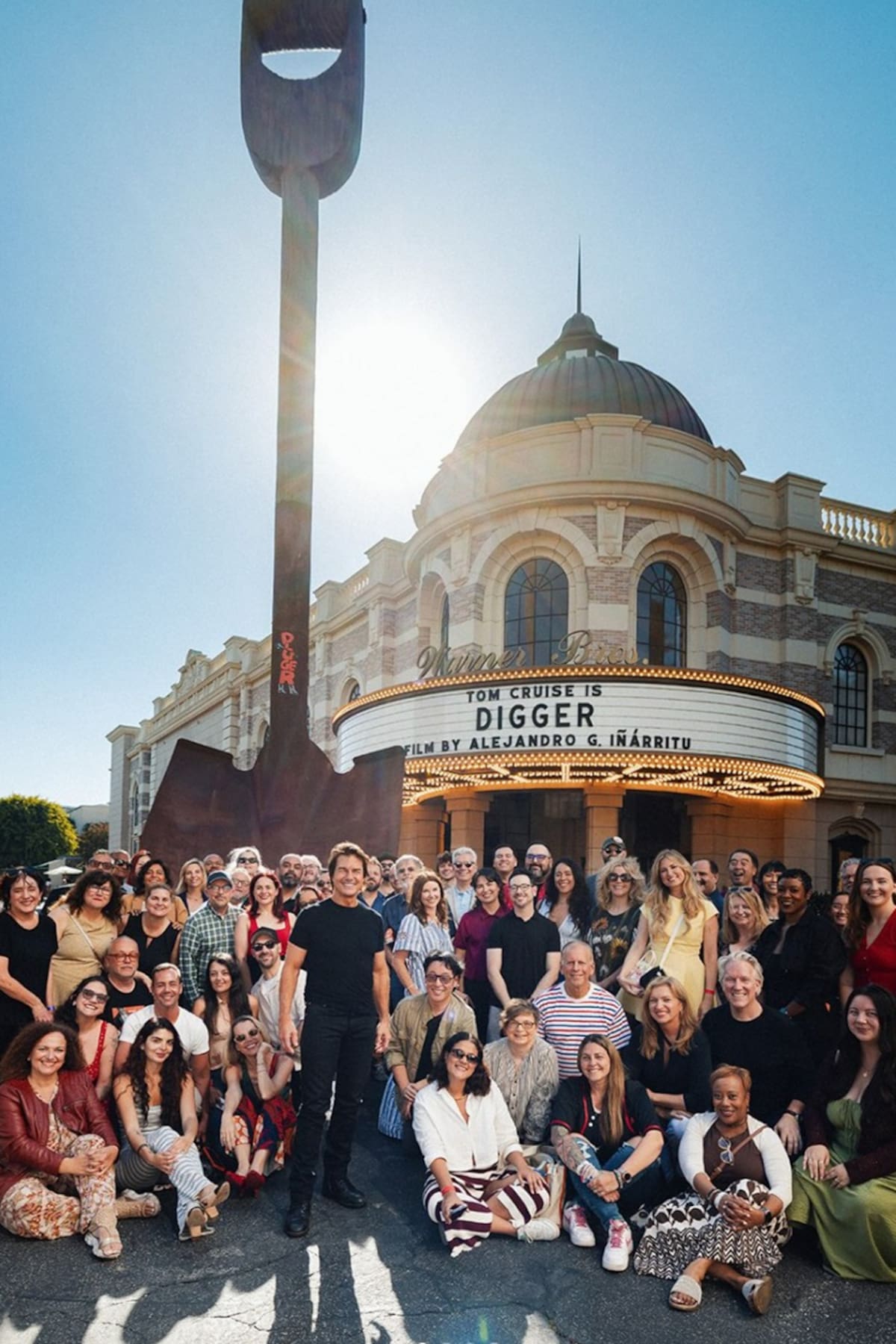 Fotografía tomada de la cuenta oficial en instagram @tomcruise del actor Tom Cruise (c-i) posando en los estudios de Warner Bros. EFE/@tomcruise
