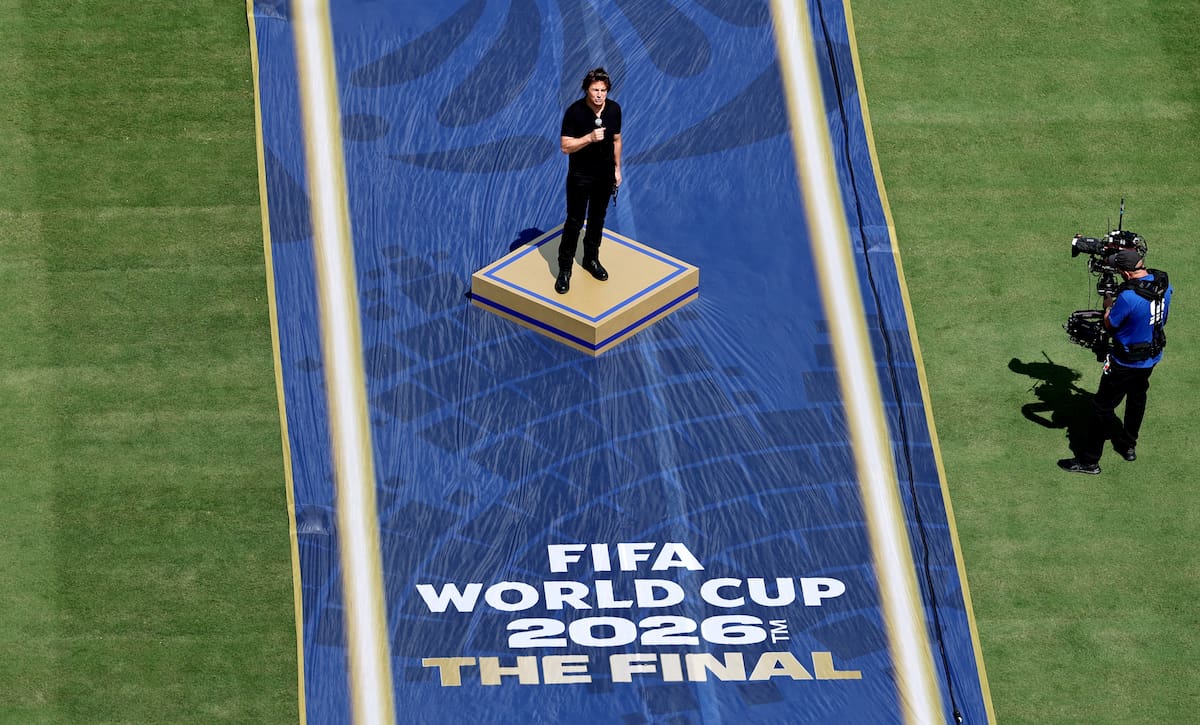 El actor estadounidense Tom Cruise se dirige al público durante la ceremonia de clausura de la final de la Copa Mundial de la FIFA 2026 entre España y Argentina, en Nueva Jersey, EE. UU., el 19 de julio de 2026. (España) EFE/EPA/RONALD WITTEK