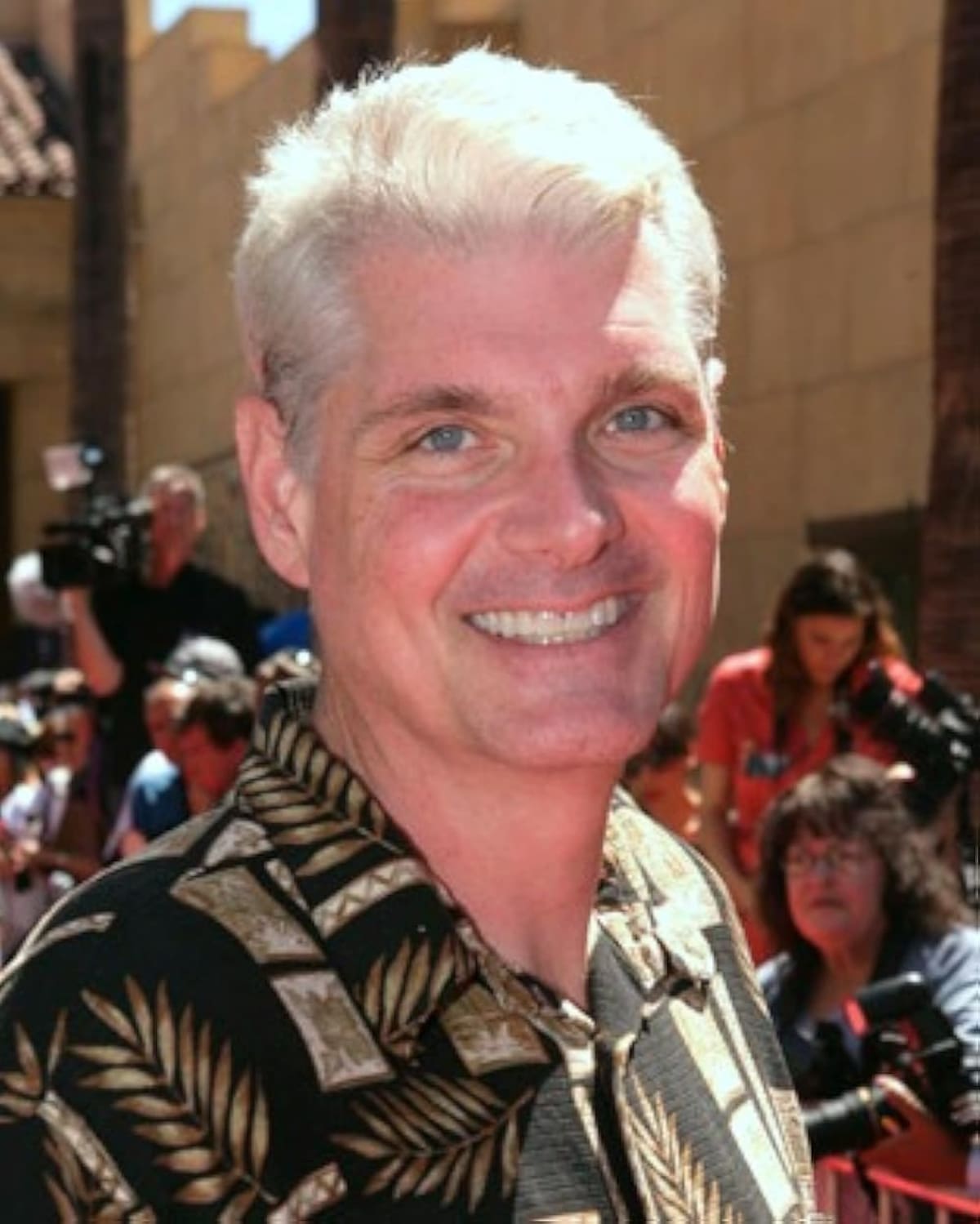Tom Kane falleció tristemente a la edad de 64 años. Fue el icónico narrador de la serie ‘The Clone Wars’, así como la voz de Yoda y el almirante Yularen. También dio voz al profesor Utonium en ‘The Powerpuff Girls’.
