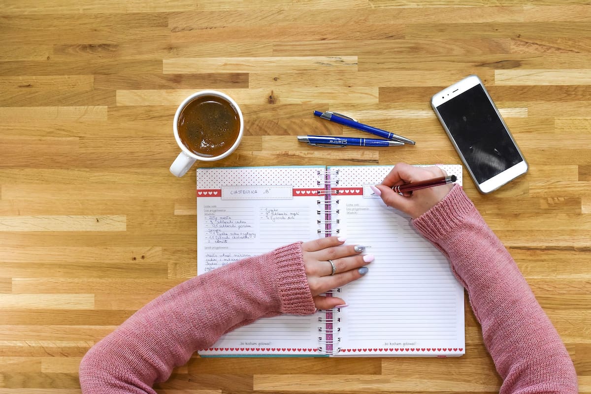 En la era de la IA y la digitalización, la libreta sigue siendo una herramienta de alto rendimiento. La ciencia respalda que el hábito de escribir a mano potencia la síntesis y la toma de decisiones.