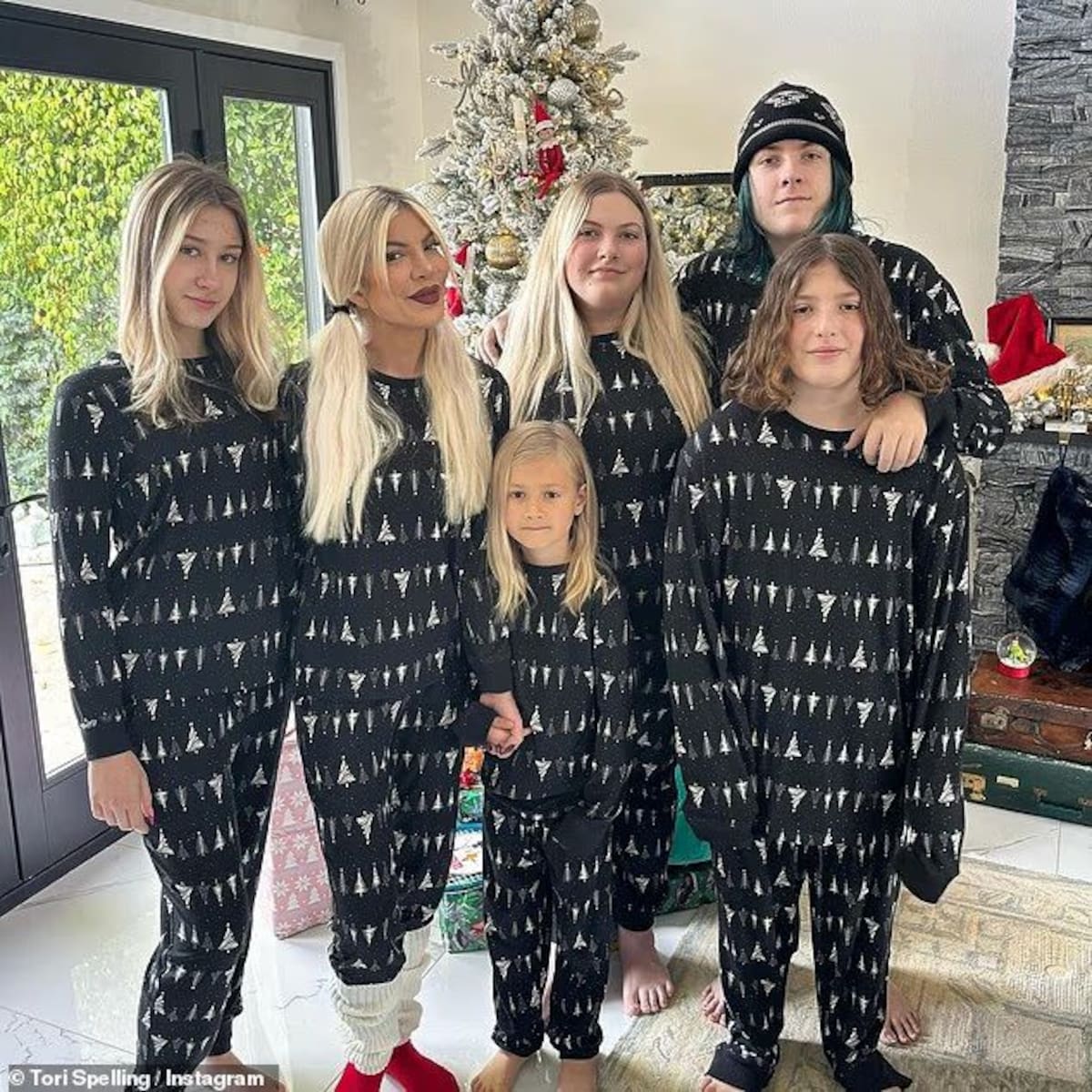 Tori Spelling y su hijos, cinco menores de edad hospitalizados tras accidente automovilístico en Temecula, California.