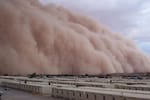 Escena apocalíptica: Impresionante tormenta de arena cubre ciudad en Arabia Saudita