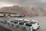 Gigantesca tormenta de arena ‘azota’ Phoenix: Vuelos cancelados y miles sin electricidad
