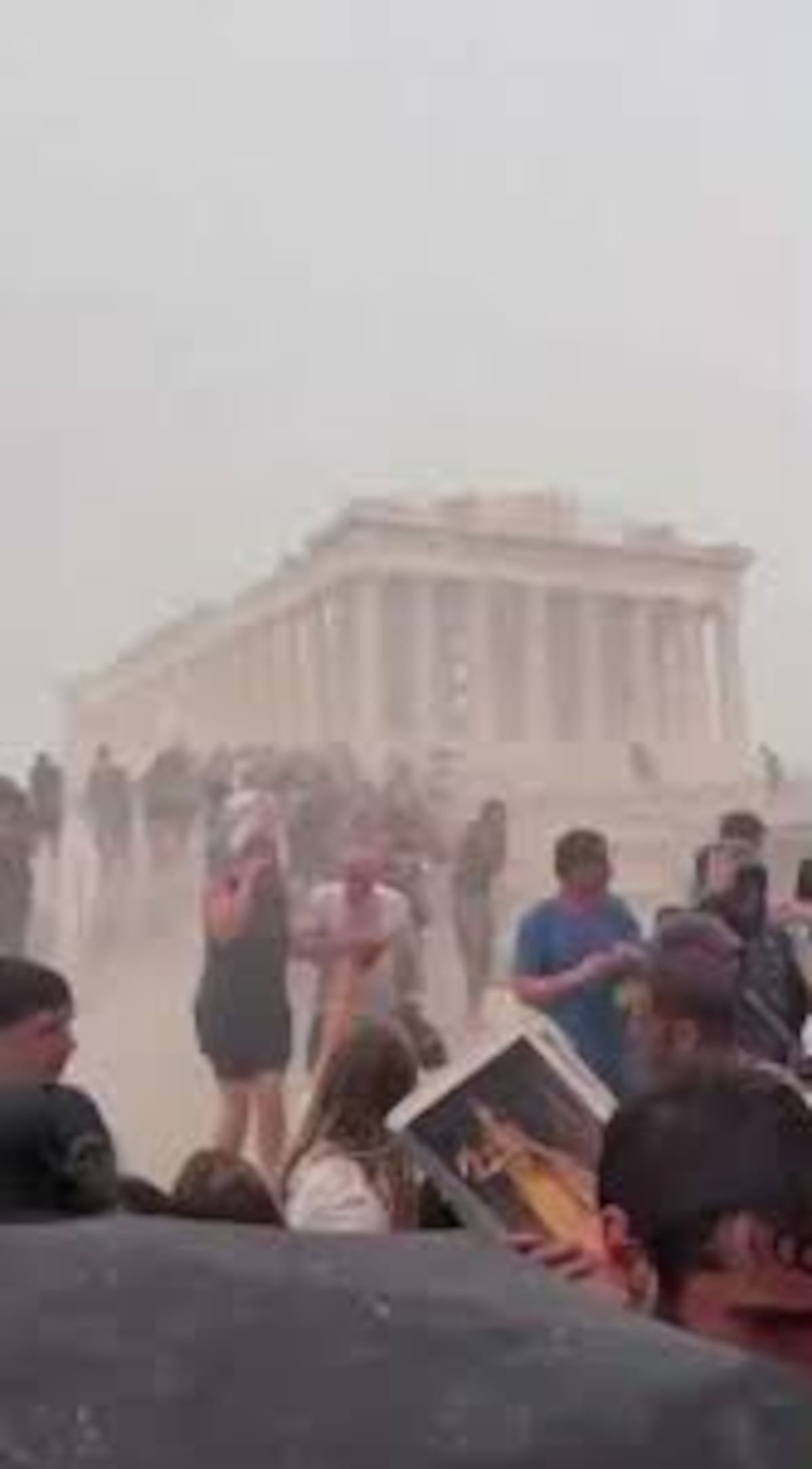 Una intensa tormenta sorprendió a turistas en la Acrópolis de Atenas, con lluvias, vientos y baja visibilidad que obligaron a resguardarse.