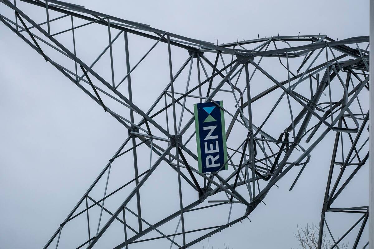 Daños causados a postes de alta tensión de Redes Energeticas Nacionais (REN) tras el paso de la tormenta Kristin en Marinha Grande