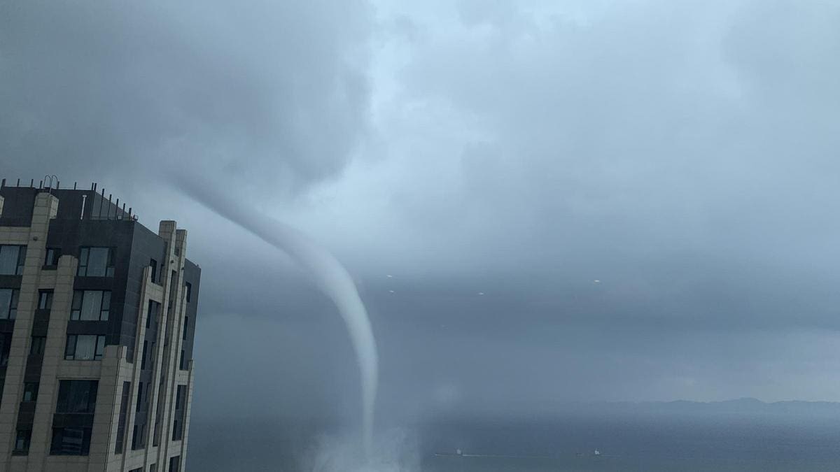 Un tornado en forma de cuña violento azotó la región de Huanggang–Ezhou en Hubei, China, el domingo 5 de julio por la noche, causando destrucción generalizada, con víctimas mortales reportadas.