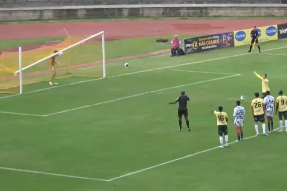 El insólito accidente que sorprendió al fútbol colombiano: el arco cayó sobre un arquero. /FOTO: Captura de pantalla