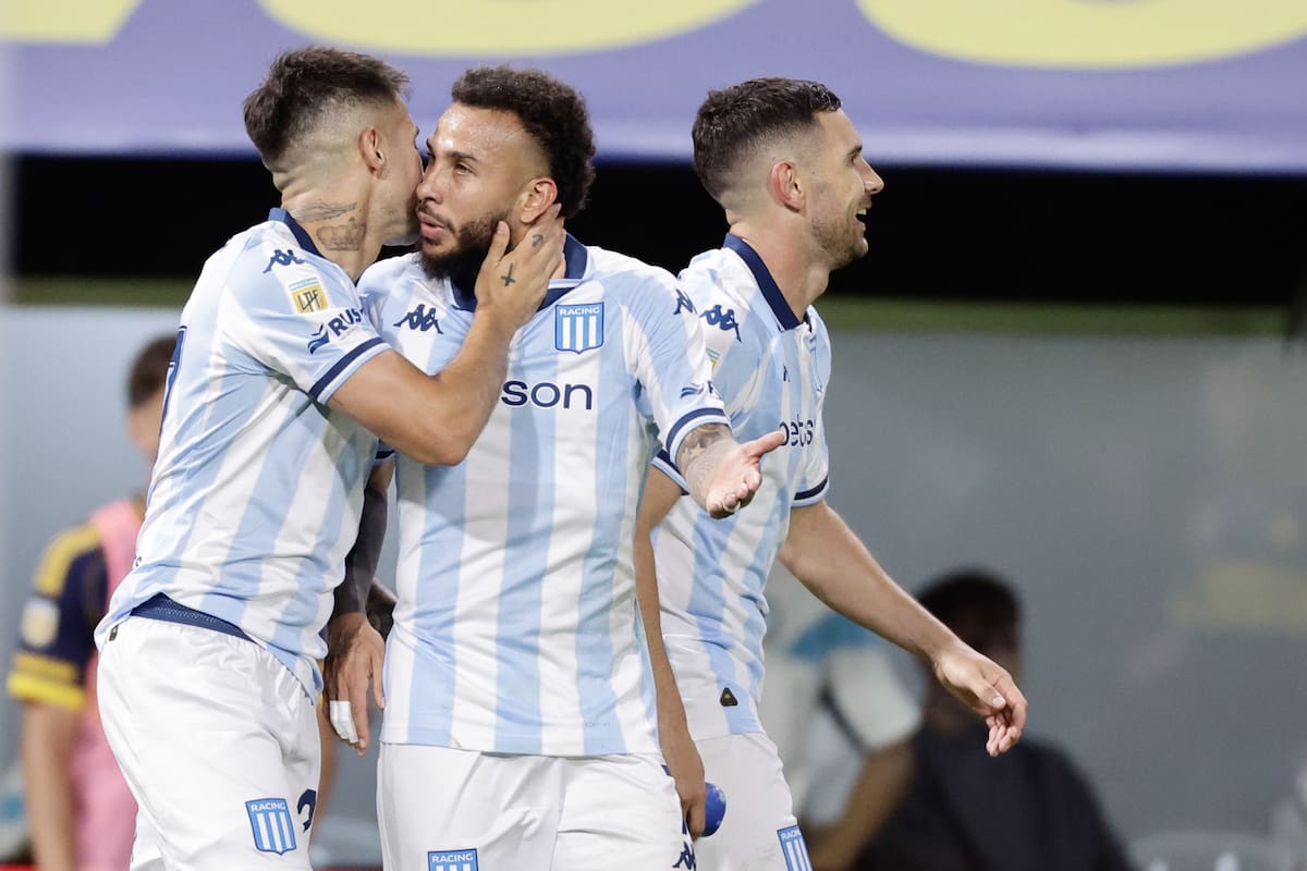 AME6620. BUENOS AIRES (ARGENTINA), 07/12/2025.- Jugadores de Racing celebran un gol este domingo, en un partido por semifinales del Torneo Clausura Argentino entre Boca Juniors y Racing Club en el estadio Alberto J. Armando 'La Bombonera' en Buenos Aires (Argentina).EFE/ Juan Ignacio Roncoroni