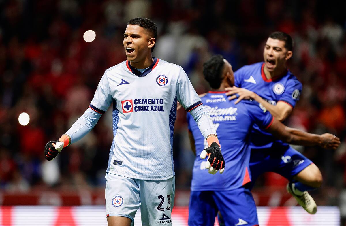 MEX6045. TOLUCA (MÉXICO), 27/04/2024.- El portero Kevin Mier (i) de Cruz Azul celebra al atajar un tiro penal este sábado durante un partido del Torneo Clausura Liga MX entre Toluca y Cruz Azul, en el estadio Nemesio Díez en Toluca (México). EFE/ Felipe Gutiérrez