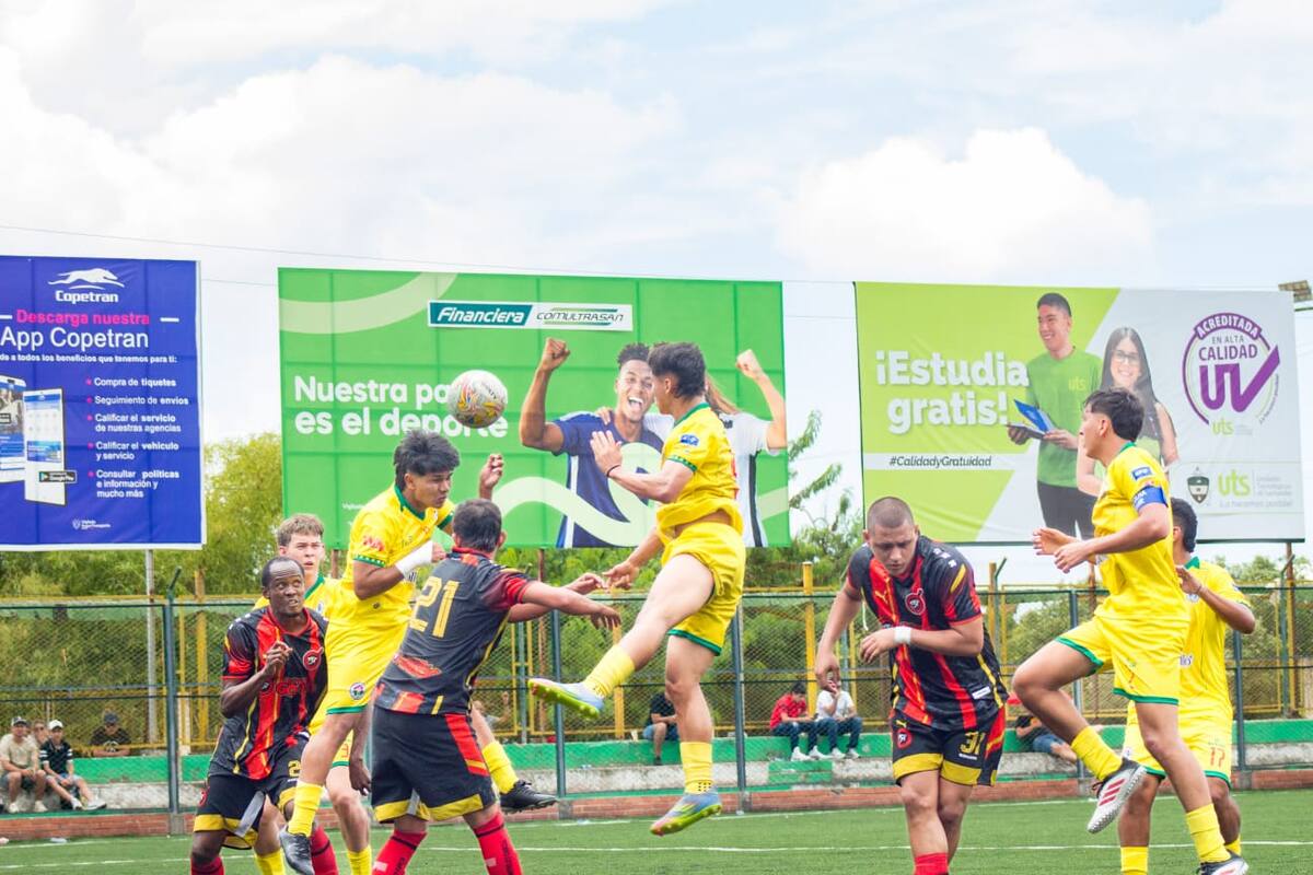 Móviles García venció a la selección Santander para clasificar a la final del Torneo de la Cancha Marte, donde enfrentará a Copetran. Foto: Julián Herrera.
