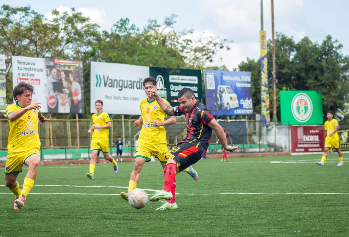 Móviles García venció a la selección Santander para clasificar a la final del Torneo de la Cancha Marte, donde enfrentará a Copetran. Foto: Julián Herrera.