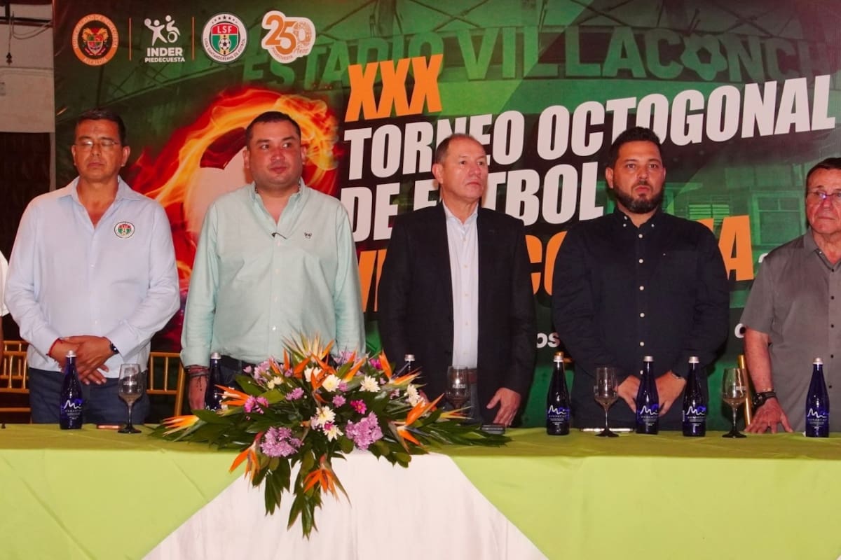 Yasmín Monsalve, Gerente del Inderpiedecuesta; Julio Torres Vega, presidente de la Liga Santandereana de Fútbol; José Fernando Sánchez, alcalde de Floridablanca; Óscar Javier Santos Galvis, alcalde de Piedecuesta; Luis Fernando Parra, presidente del Concejo de Piedecuesta y Hernando Flórez, gerente deportivo del Atlético Bucaramanga. Foto: Marco Valencia.