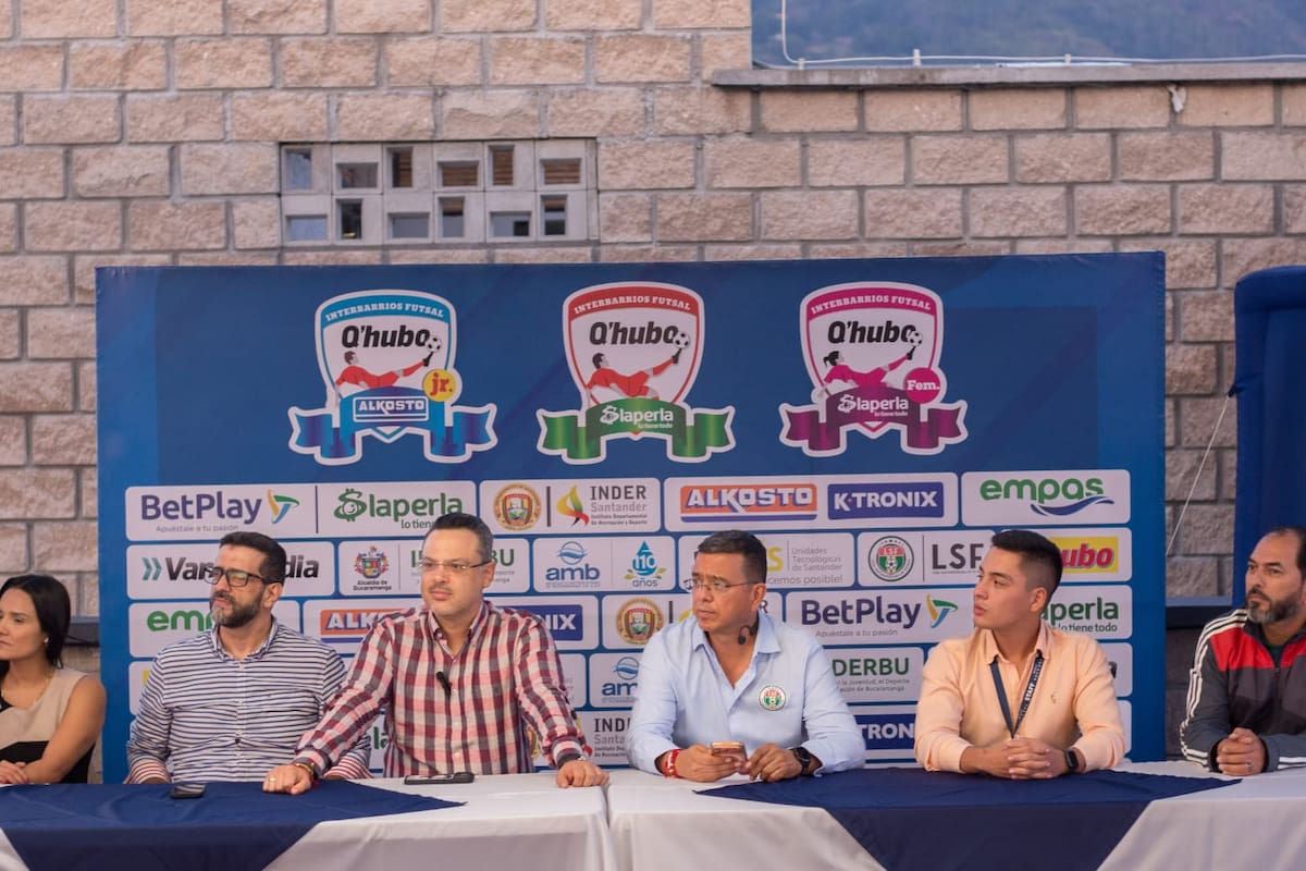 Karol González; Manuel Carrascal, director de Publicidad de Vanguardia; César Camilo Hernández, gerente de Empas; Julio Torres, presidente de la Liga de Fútbol de Santander; y Julián García, representante de La Perla; y Jhon Franklin Jaimes.