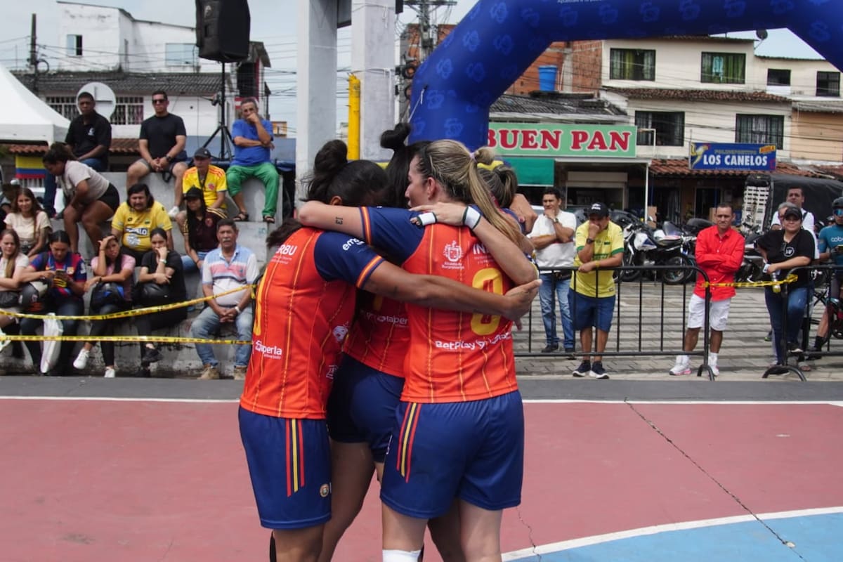 Distriyazco-Carfrisan se coronó tricampeón del Torneo Interbarrios Q’hubo-La Perla en la categoría femenina, al vencer 2-1 a Bizarro FC en una final que ratificó su dominio total del futsal femenino en Bucaramanga. Foto: Marco Valencia.