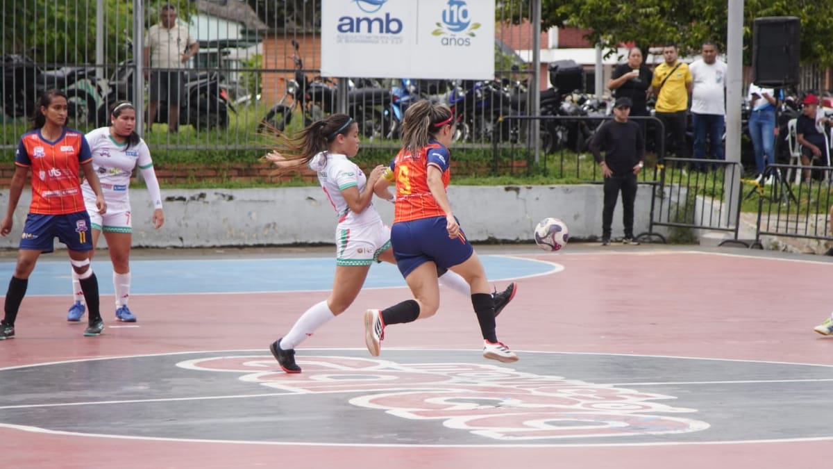Distriyazco-Carfrisan se coronó tricampeón del Torneo Interbarrios Q’hubo-La Perla en la categoría femenina, al vencer 2-1 a Bizarro FC en una final que ratificó su dominio total del futsal femenino en Bucaramanga. Foto: Marco Valencia.