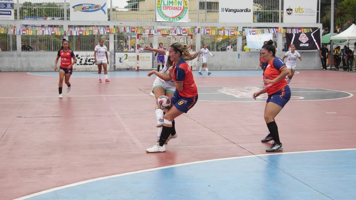 Distriyazco-Carfrisan se coronó tricampeón del Torneo Interbarrios Q’hubo-La Perla en la categoría femenina, al vencer 2-1 a Bizarro FC en una final que ratificó su dominio total del futsal femenino en Bucaramanga. Foto: Marco Valencia.