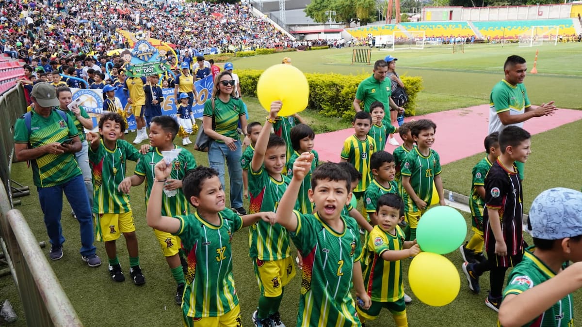 El evento inaugural contó con una una emotiva caminata en la que participaron entrenadores, jugadores y padres de familia. Foto: Marco López.