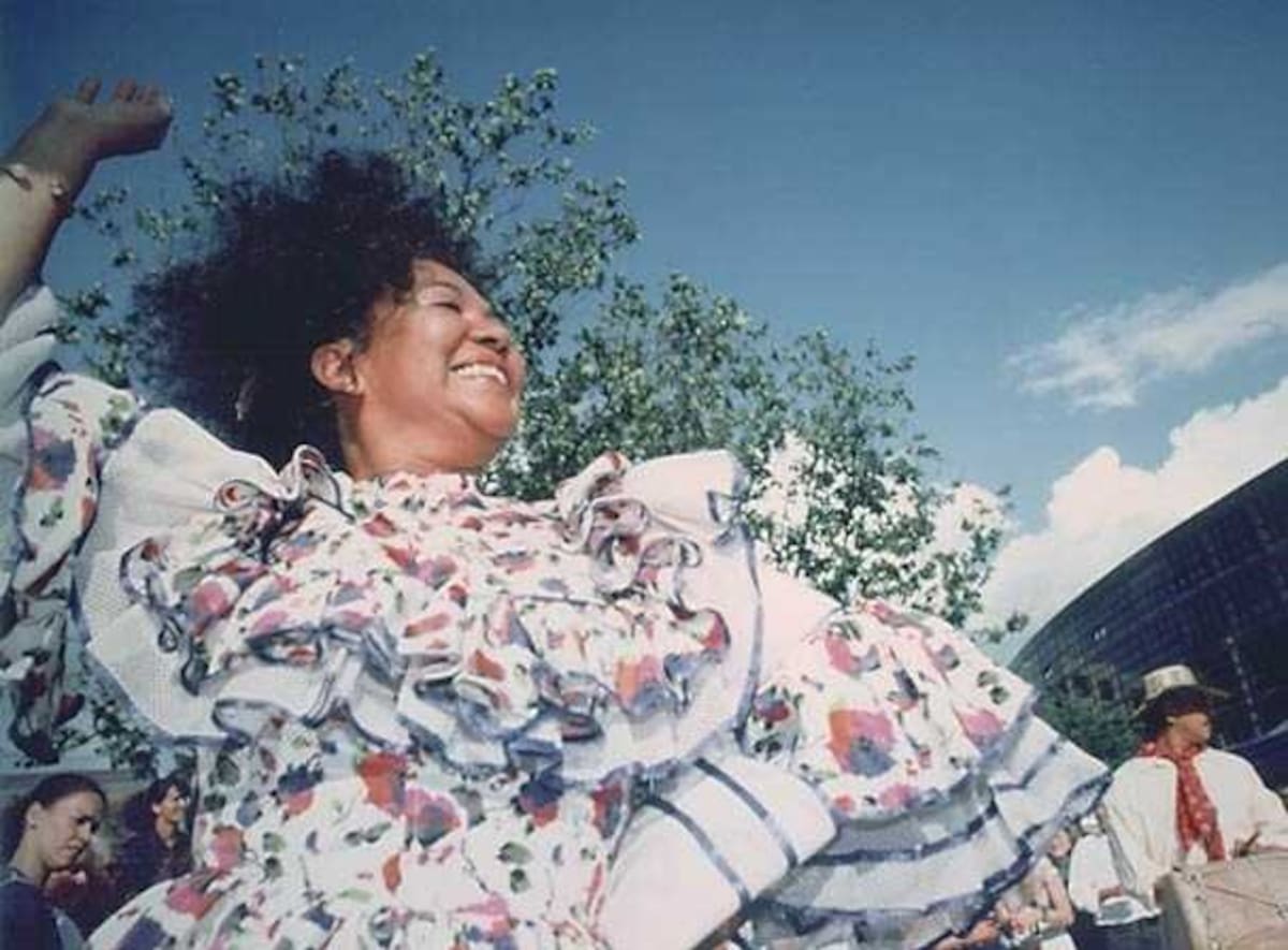 Se apaga la voz de una leyenda. Ha fallecido Totó la Momposina, la mujer que llevó la cumbia y el bullerengue a cada rincón del planeta. Colombia despide a su embajadora eterna. ¡Gracias por tanto, maestra!