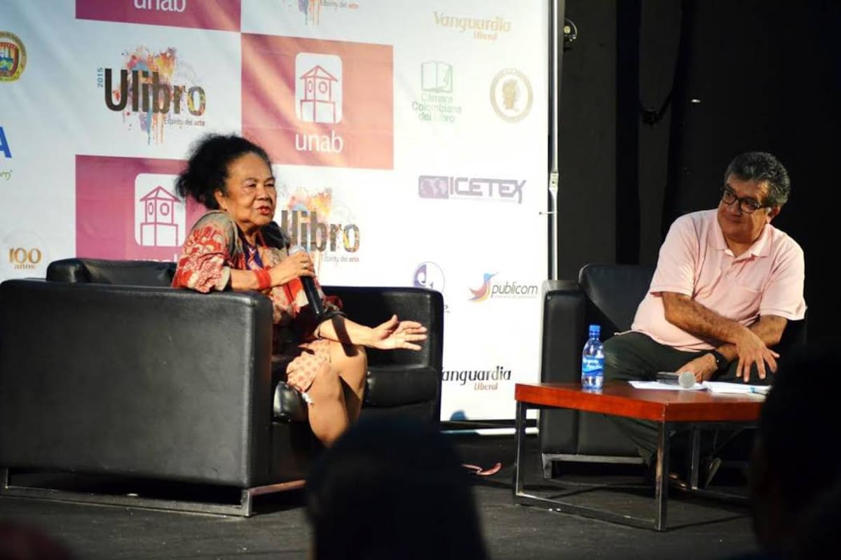 ‘Totó La Momposina’ conversó con el músico Santiago Sierra en el auditorio ‘Jesús Alberto Rey Mariño’, del edificio de Ingenierías de la Universidad Autónoma de Bucaramanga, Unab. (Foto: Fotografía: cortesía de Jesús David Carrillo Aranda / VANGUARDIA LIBERAL)