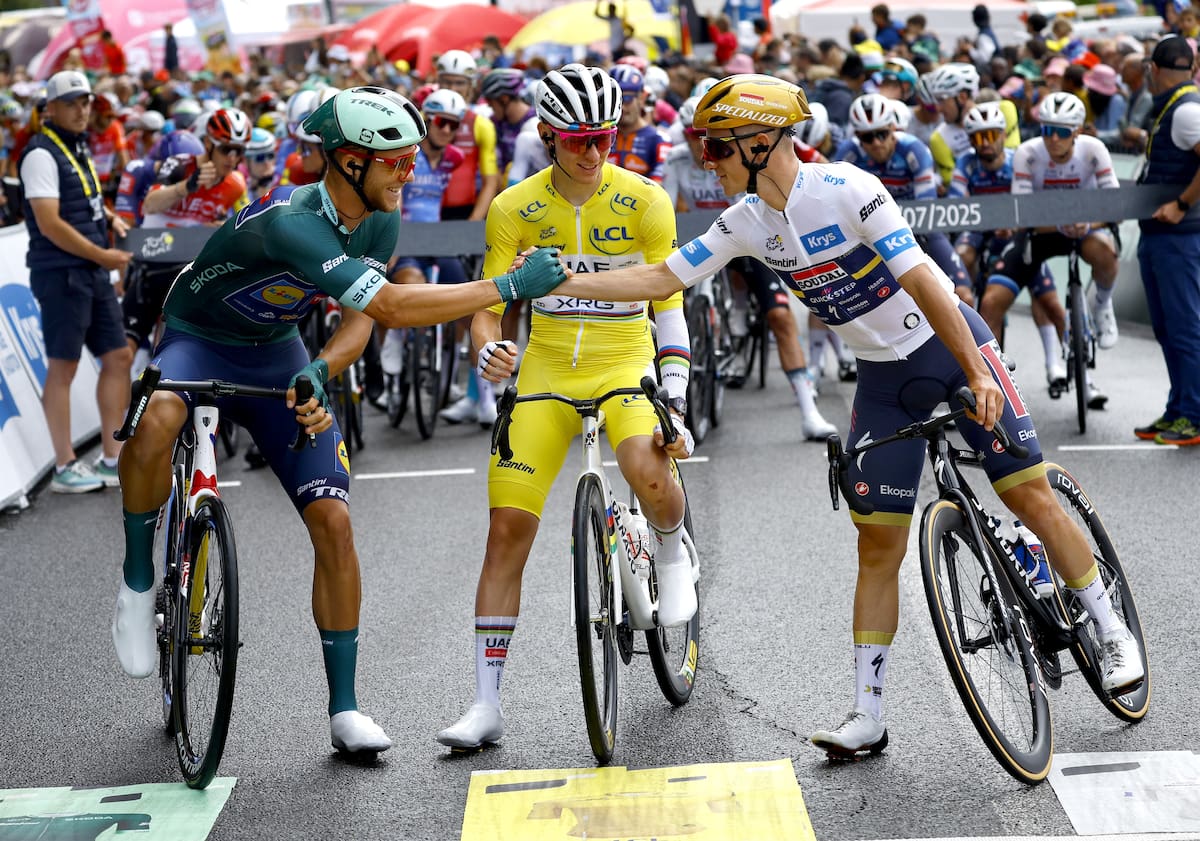 Pau (France), 19/07/2025.- Yellow Jersey overall leader Slovenian rider Tadej Pogacar (C) of UAE Team Emirates, Green Jersey points leader Italian rider Jonathan Milan (L) of Lidl - Trek team and White Jersey best young rider Belgian rider Remco Evenepoel of Soudal Quick-Step team EFE/EPA/MARTIN DIVISEK