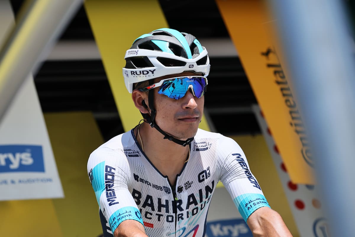 Saint Malo (France), 11/07/2025.- Colombian rider Santiago Buitrago of Bahrain - Victorious team looks on prior the 7th stage of the Tour de France cycling race over 197km from Saint Malo to Mur-de-Bretagne, France, 11 July 2025. (Ciclismo, Bahrein, Francia) EFE/EPA/CHRISTOPHE PETIT TESSON