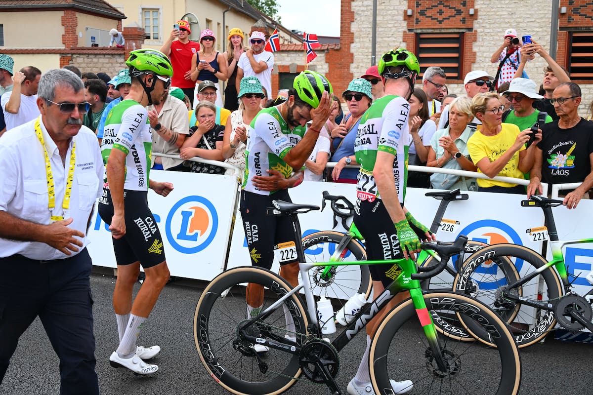 CHALON-SUR-SAONE (France), 16/07/2026.- Colombian cyclist Fernando Gaviria (C) of Caja Rural - Seguros RGA reacts after a crash during Stage 12 of the Tour de France, a 179.1 km route from the Nevers Magny Cours Circuit to Chalon-sur-Saone, France, 16 July 2026. (Ciclismo, Francia) EFE/EPA/ETIENNE GARNIER / POOL