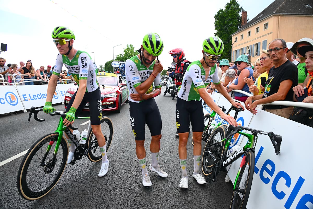 CHALON-SUR-SAONE (France), 16/07/2026.- Colombian cyclist Fernando Gaviria (C) of Caja Rural - Seguros RGA reacts after a crash during Stage 12 of the Tour de France, a 179.1 km route from the Nevers Magny Cours Circuit to Chalon-sur-Saone, France, 16 July 2026. (Ciclismo, Francia) EFE/EPA/ETIENNE GARNIER / POOL