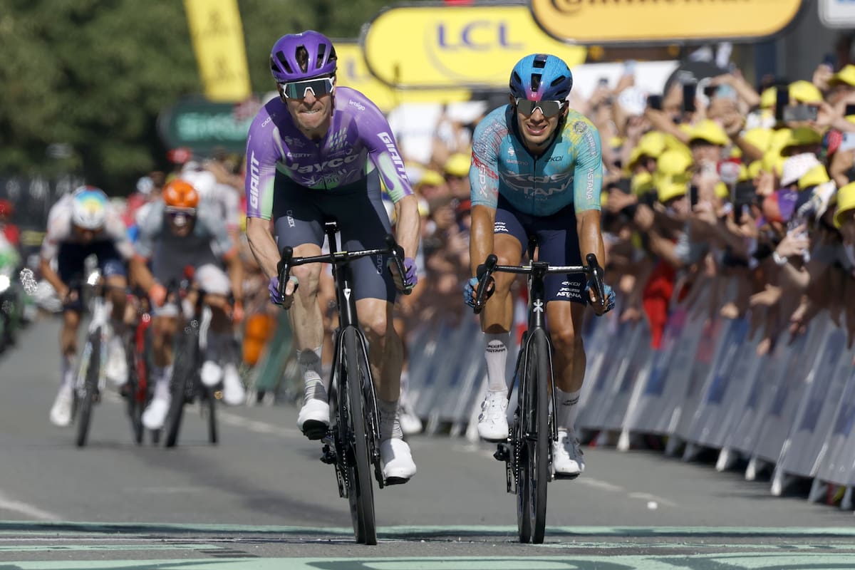 BELFORT (France), 17/07/2026.- Swiss cyclist Mauro Schmid (L) of Team Jayco AlUla crosses the finish line ahead of Colombian cyclist Harold Tejada (R) of XDS Astana Team to win Stage 13 of the Tour de France, a 205.8 km route from Dole to Belfort, France, 17 July 2026. (Ciclismo, Francia) EFE/EPA/GUILLAUME HORCAJUELO