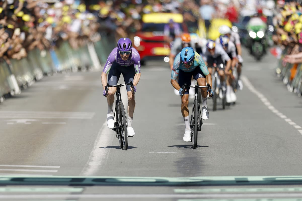 BELFORT (France), 17/07/2026.- Swiss cyclist Mauro Schmid (L) of Team Jayco AlUla in action to cross the finish line ahead of Colombian cyclist Harold Tejada (R) of XDS Astana Team and win Stage 13 of the Tour de France, a 205.8 km route from Dole to Belfort, France, 17 July 2026. (Ciclismo, Francia) EFE/EPA/YOAN VALAT