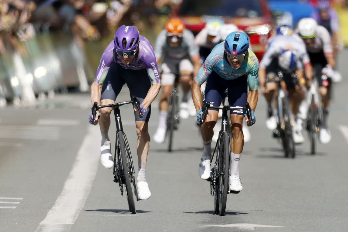 BELFORT (France), 17/07/2026.- Swiss cyclist Mauro Schmid (L) of Team Jayco AlUla in action to cross the finish line ahead of Colombian cyclist Harold Tejada (R) of XDS Astana Team and win Stage 13 of the Tour de France, a 205.8 km route from Dole to Belfort, France, 17 July 2026. (Ciclismo, Francia) EFE/EPA/YOAN VALAT