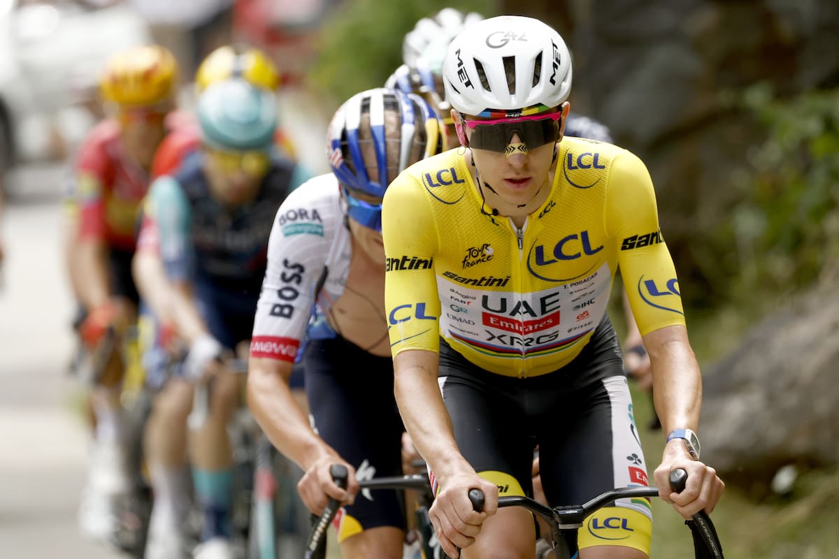 LE BOURG D'OISANS (France), 25/07/2026.- Yellow Jersey overall leader Slovenian cyclist Tadej Pogacar (front) of UAE Team Emirates XRG in action during Stage 20 of the Tour de France, a 170.9 km route from Le Bourg d'Oisans to Alpe d'Huez, France, 25 July 2026. (Ciclismo, Francia) EFE/EPA/YOAN VALAT