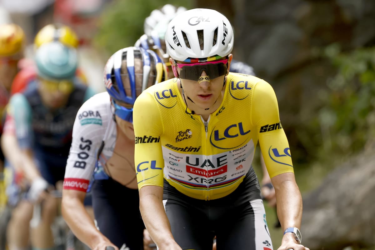 LE BOURG D'OISANS (France), 25/07/2026.- Yellow Jersey overall leader Slovenian cyclist Tadej Pogacar (front) of UAE Team Emirates XRG in action during Stage 20 of the Tour de France, a 170.9 km route from Le Bourg d'Oisans to Alpe d'Huez, France, 25 July 2026. (Ciclismo, Francia) EFE/EPA/YOAN VALAT