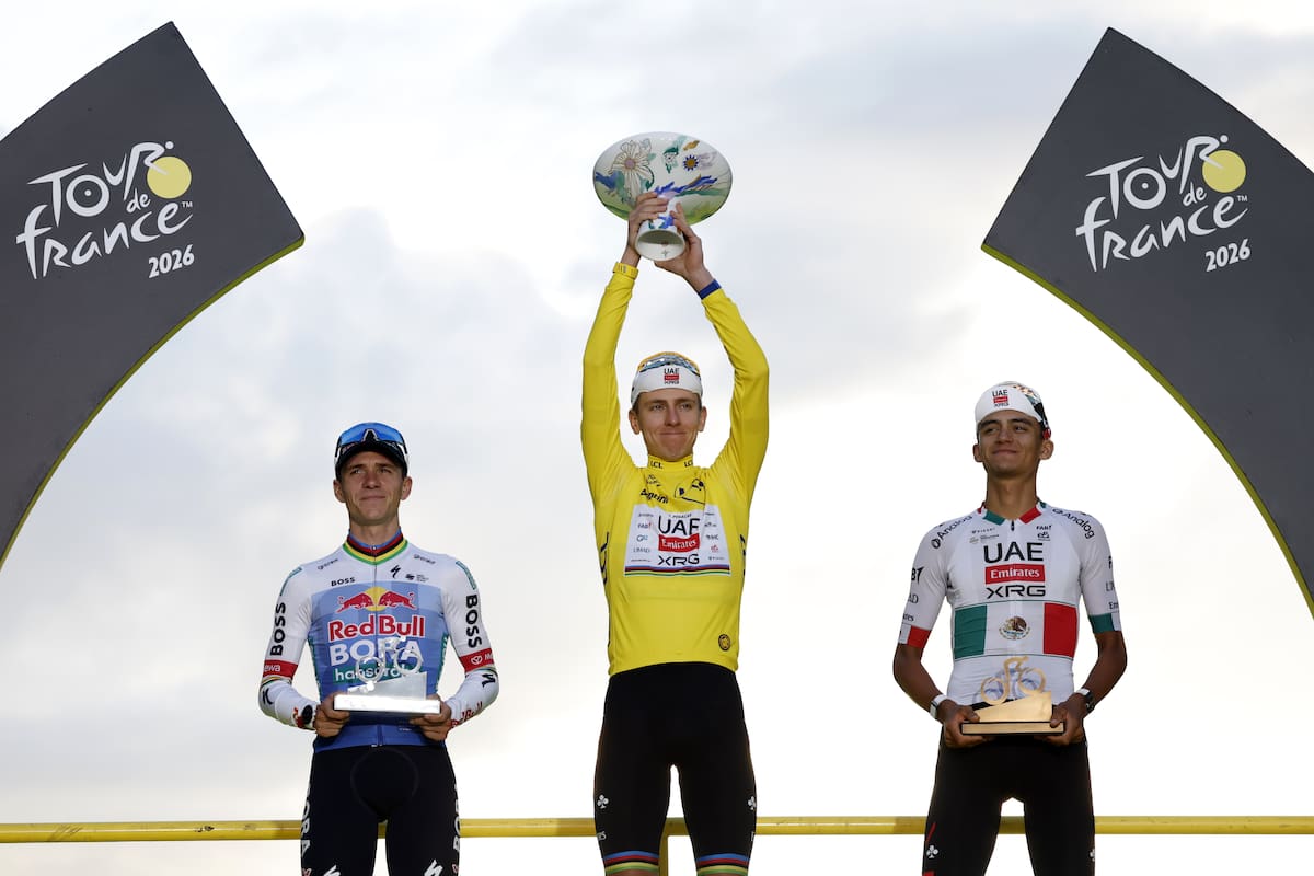 PARIS (France), 26/07/2026.- (L-R) Second place in the overall standings Belgian cyclist Remco Evenepoel of Red Bull - Bora - Hansgrohe, overall winner Slovenian cyclist Tadej Pogacar of UAE Team Emirates XRG, and overall third place Mexican cyclist Isaac del Toro of UAE Team Emirates XRG pose on the podium after the 21st and final stage of the Tour de France, 88.7 km route starting and ending in Paris, France, 26 July 2026. (Ciclismo, Francia) EFE/EPA/GUILLAUME HORCAJUELO