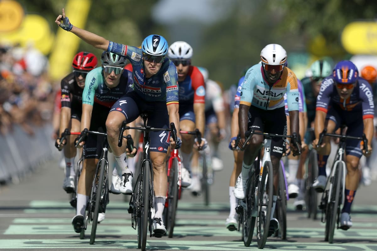 BERGERAC (France), 11/07/2026.- Belgian cyclist Tim Merlier of Soudal Quick-Step celebrates as he crosses the finish line to win Stage 8 of the Tour de France, a 180.4 km route from Perigueux to Bergerac, France, 11 July 2026. (Ciclismo, Francia) EFE/EPA/GUILLAUME HORCAJUELO