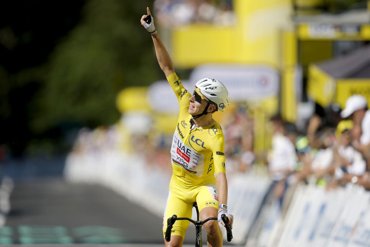 El ciclista esloveno Tadej Pogačar, del UAE Team Emirates y líder de la clasificación general (maillot amarillo), celebra al cruzar la meta y ganar la décima etapa del Tour de Francia. /Foto, EFE:GUILLAUME HORCAJUELO