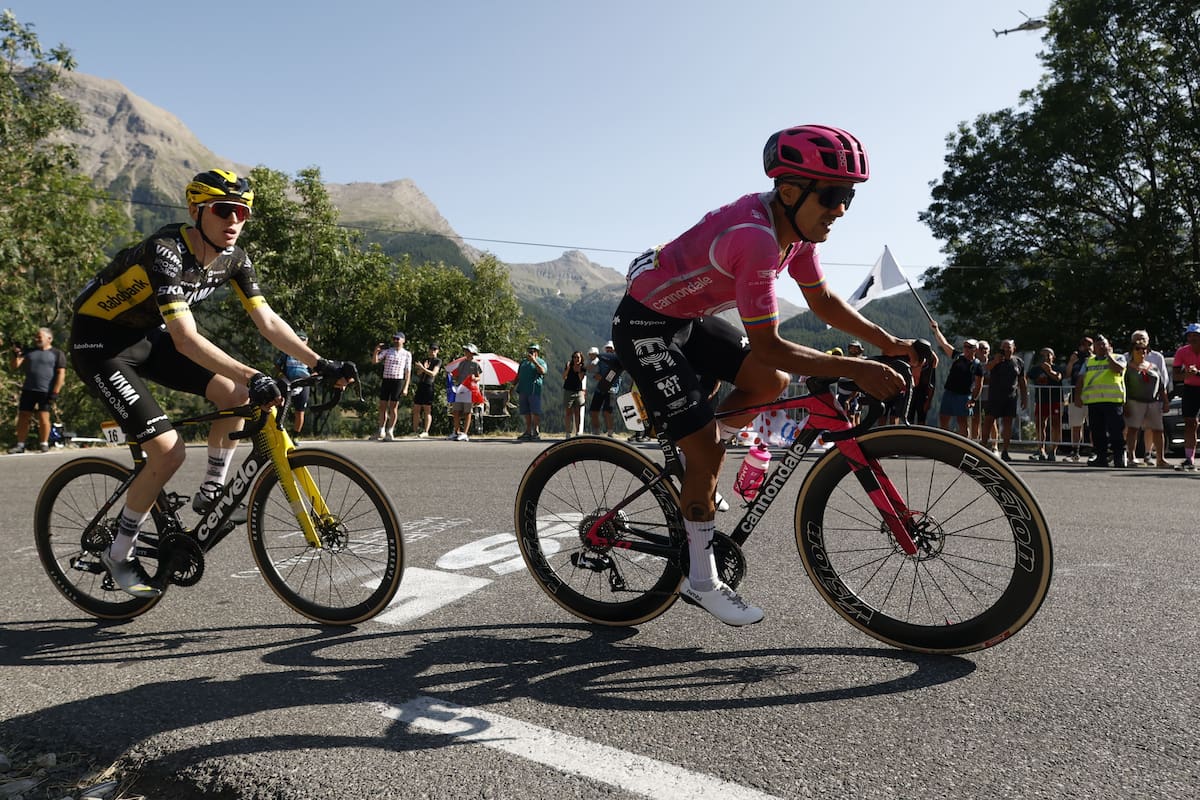 El ciclista ecuatoriano Richard Carapaz (derecha), del equipo EF Education - EasyPost, y el ciclista estadounidense Matteo Jorgenson, del Team Visma | Lease a Bike, en acción durante la 18.ª etapa del Tour de Francia. //Foto, EFE: YOAN VALAT