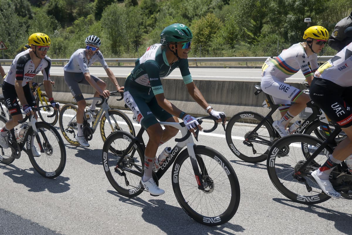 El ciclista mexicano Isaac del Toro (centro), del UAE Team Emirates XRG y líder de la clasificación por puntos (maillot verde), junto a su compañero de equipo, el ciclista esloveno Tadej Pogačar (segundo por la derecha), en acción durante la tercera etapa del Tour de Francia. //Foto, EFE: GUILLAUME HORCAJUELO