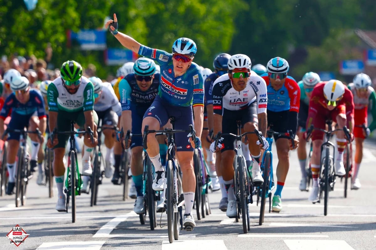 Tour de Hungría 2026: Molano rozó la victoria y Gaviria volvió a meterse entre los mejores en un sprint brutal ante Tim Merlier. Foto: UAE