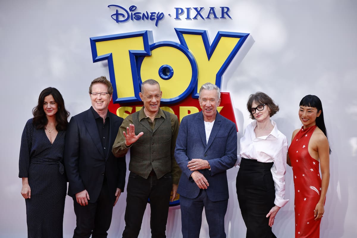 Lindsey Collins, Andrew Stanton, Tom Hanks, Tim Allen, Joan Cusack y Greta Lee en el evento de lanzamiento de 'Toy Story 5' en el Odeon Luxe en Leicester Square, Londres, Gran Bretaña, 28 de mayo.