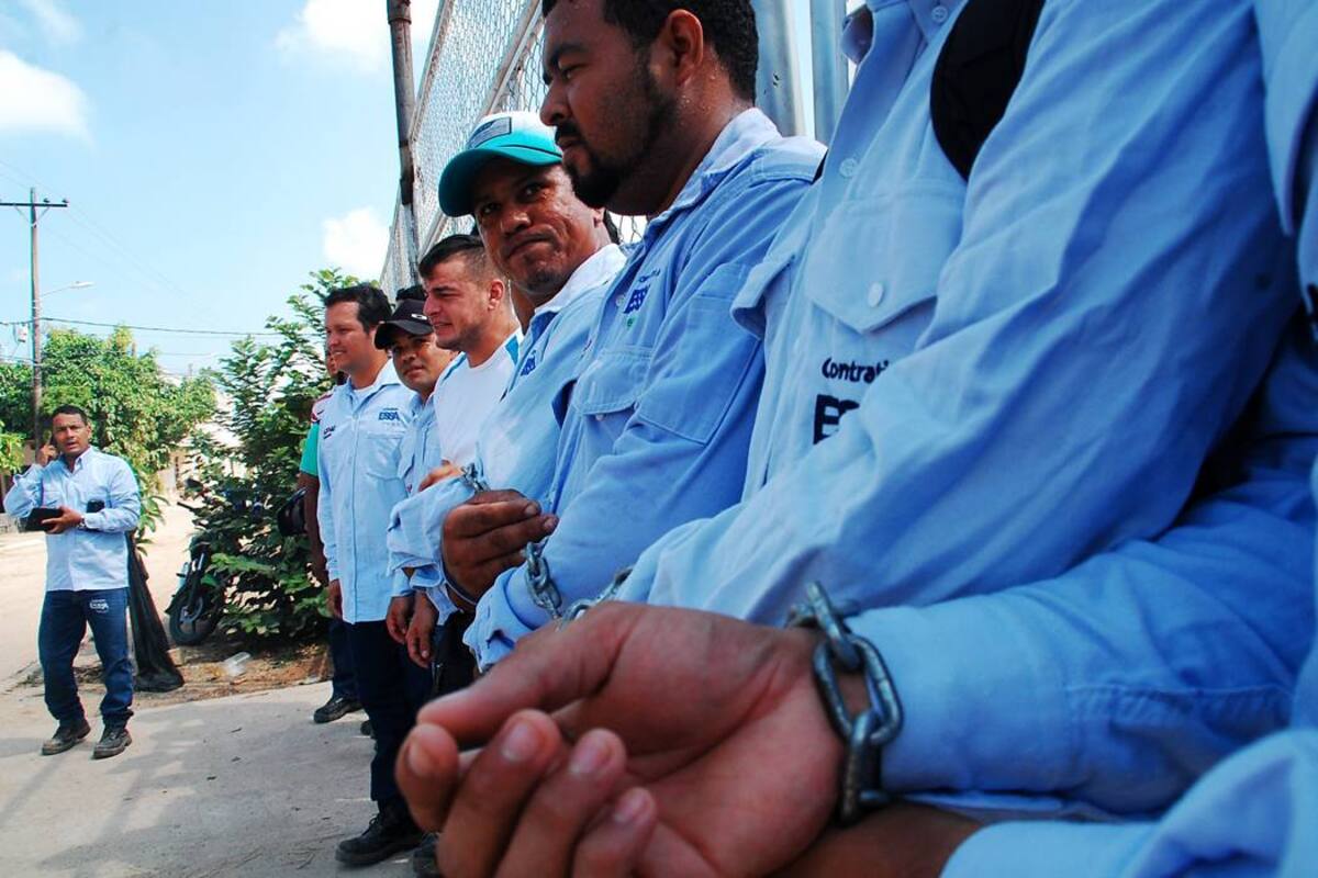 Trabajadores al servicio del consorcio BRP - AG que ejecutaba para la Electrificadora de Santander el contrato de recuperación de pérdidas de energía en Barrancabermeja se encadenaron, reclamando el pago de dos meses de salario adeudados. 85 trabajadores fueron liquidados laboralmente. (Foto: Edgar Pernett/VANGUARDIA LIBERAL)