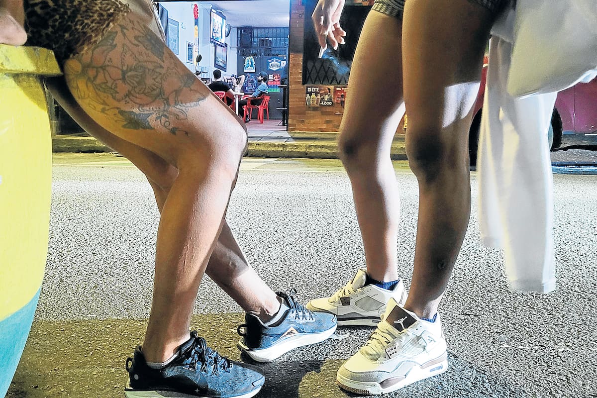 Esta es la realidad de algunas trabajadoras sexuales que buscan sobrevivir en las calles de Bucaramanga.
Foto: Franz Rey / VANGUARDIA.