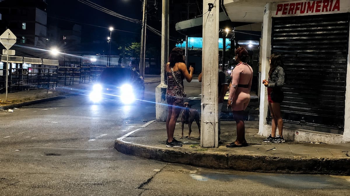 En una esquina del centro de Bucaramanga comienza cada noche una historia que pocos ven.
Foto: Franz Rey / VANGUARDIA.