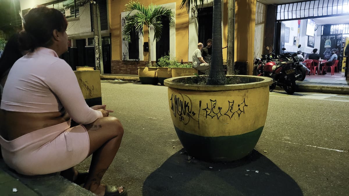 En las calles del centro de Bucaramanga, las trabajadoras sexuales enfrentan noches marcadas por la violencia, las amenazas y la necesidad de sobrevivir (Fotos de Franz Rey / VANGUARDIA).