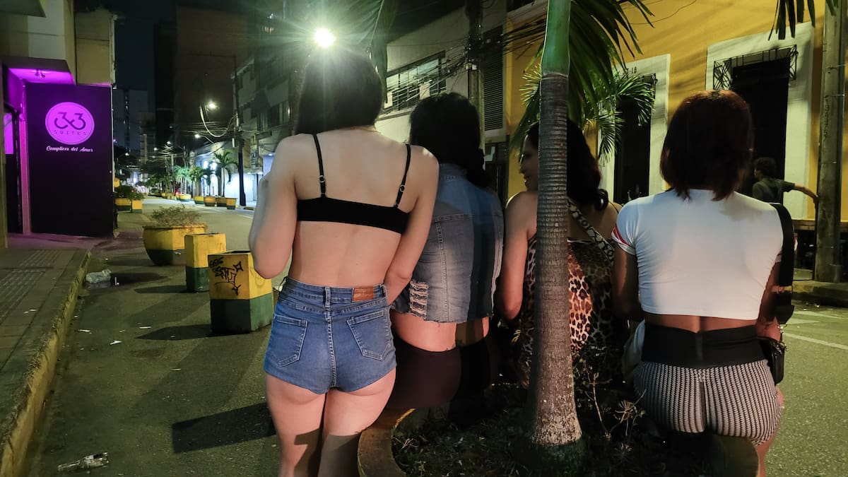 En las calles del centro de Bucaramanga, las trabajadoras sexuales enfrentan noches marcadas por la violencia, las amenazas y la necesidad de sobrevivir (Fotos de Franz Rey / VANGUARDIA).