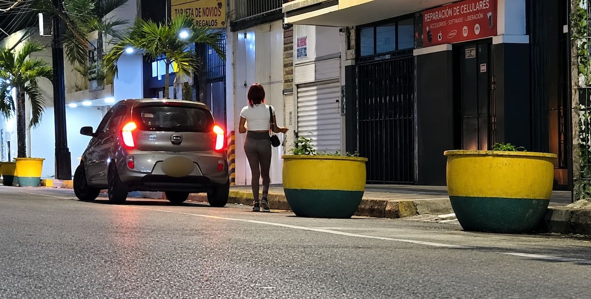 Para estas mujeres, la calle es al mismo tiempo sustento, refugio y peligro.
Foto: Franz Rey / VANGUARDIA.
