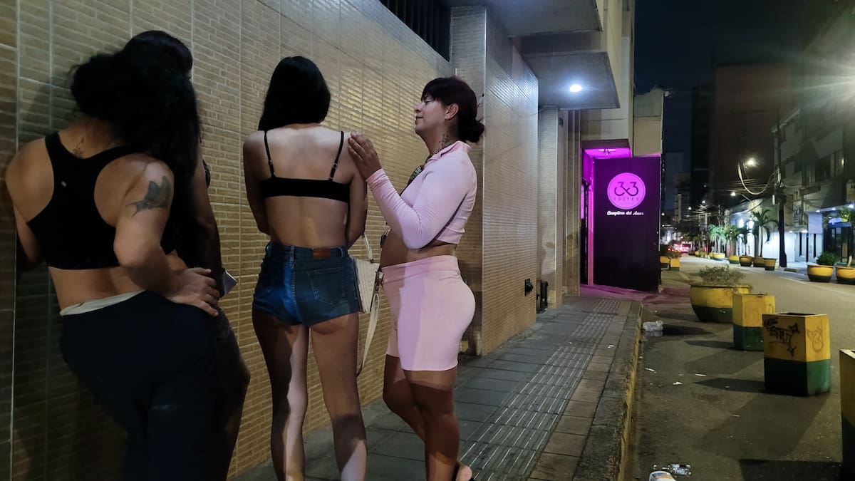 En las calles del centro de Bucaramanga, las trabajadoras sexuales enfrentan noches marcadas por la violencia, las amenazas y la necesidad de sobrevivir (Fotos de Franz Rey / VANGUARDIA).