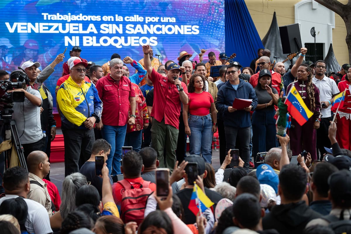 AME5677. CARACAS (VENEZUELA), 13/10/2026.- El ministro del Poder Popular para Relaciones Interiores, Justicia y Paz y secretario general del Partido Socialista Unido de Venezuela (PSUV), Diosdado Cabello (c), habla durante una marcha hacia la sede del Parlamento este martes, en Caracas (Venezuela). EFE/ Ronald Peña R