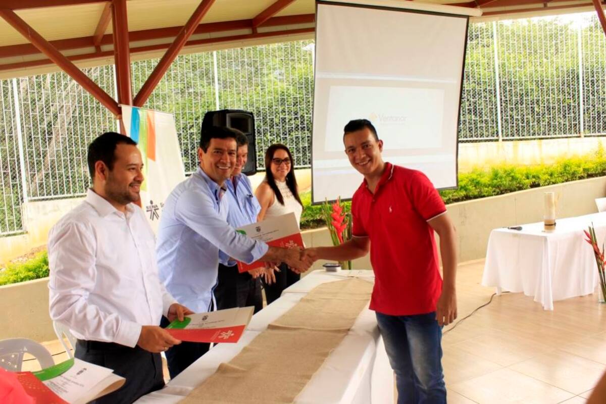 Durante la entrega de los certificados a los 42 trabajadores de la empresa santandereana experta en ensamblaje de ventanería y cortadores de aluminio. (Foto: Suministrada / VANGUARDIA LIBERAL)